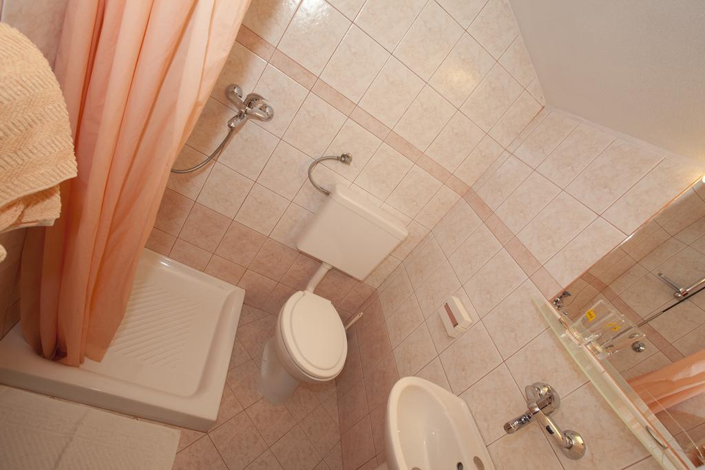 Pansion Burin Hotel Baska  Ruang foto