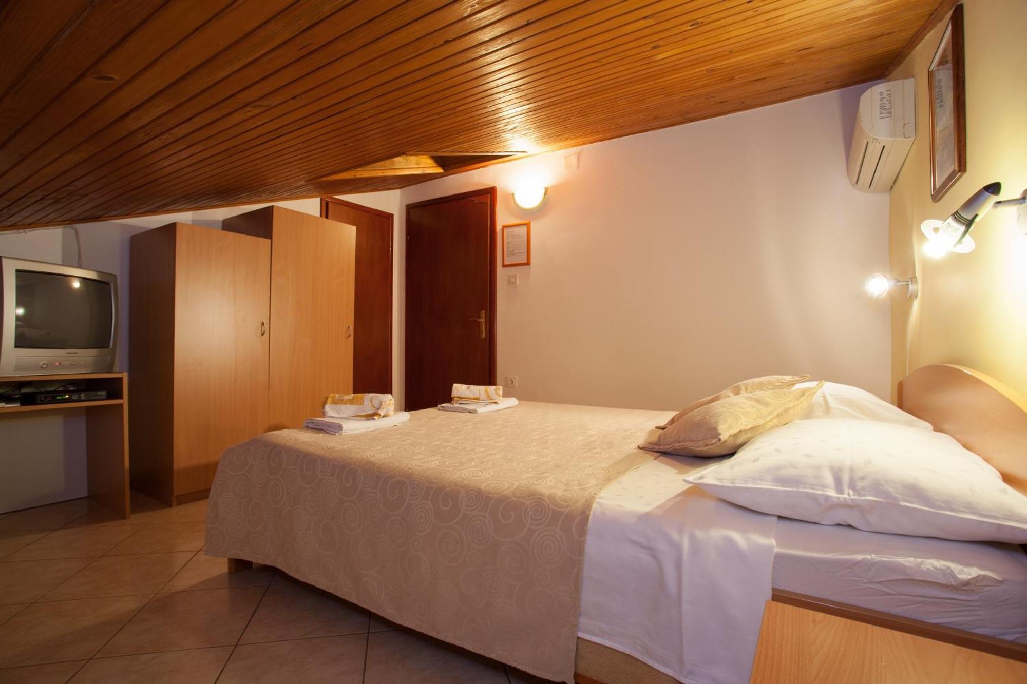Pansion Burin Hotel Baska  Ruang foto