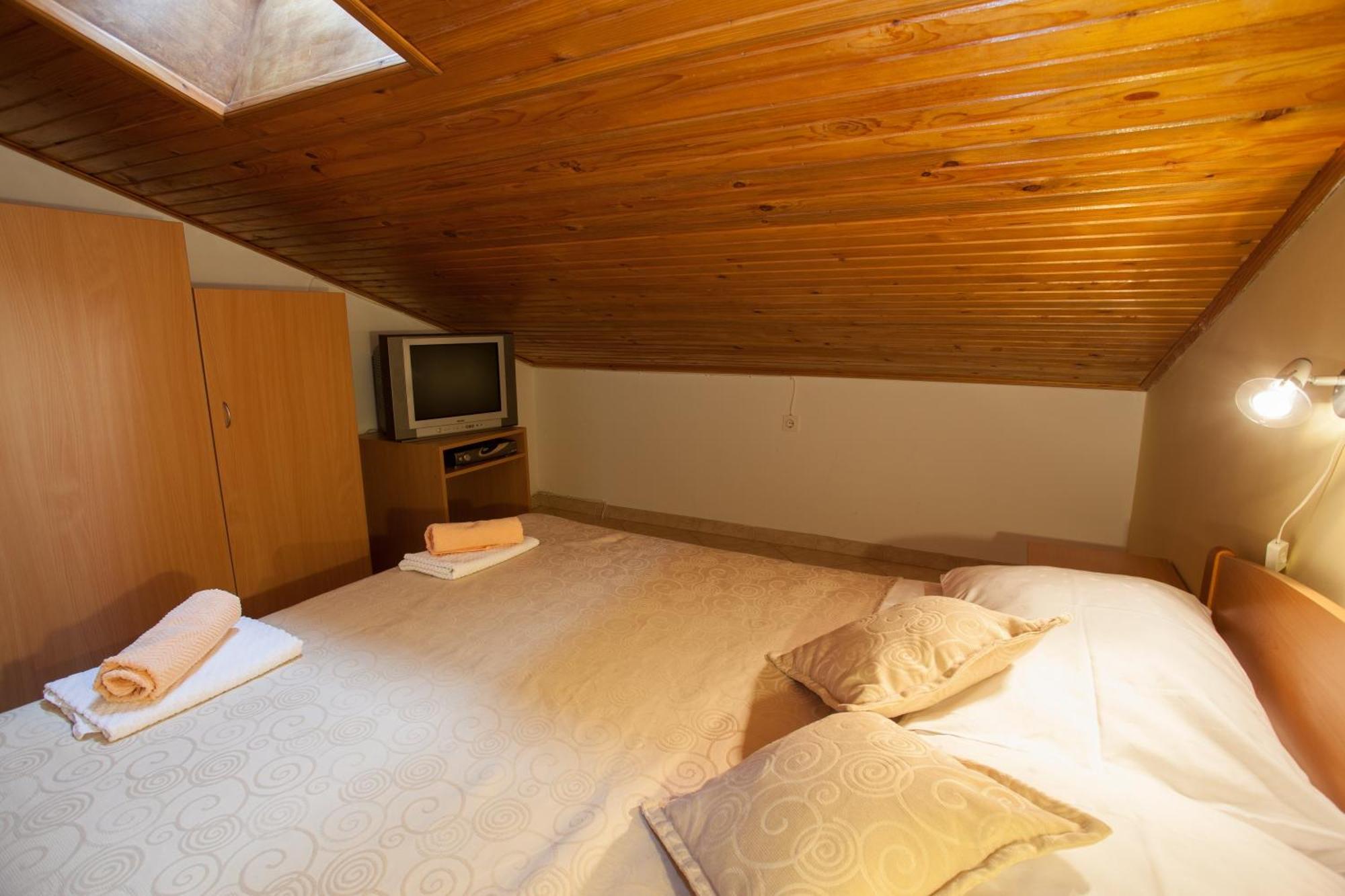 Pansion Burin Hotel Baska  Ruang foto