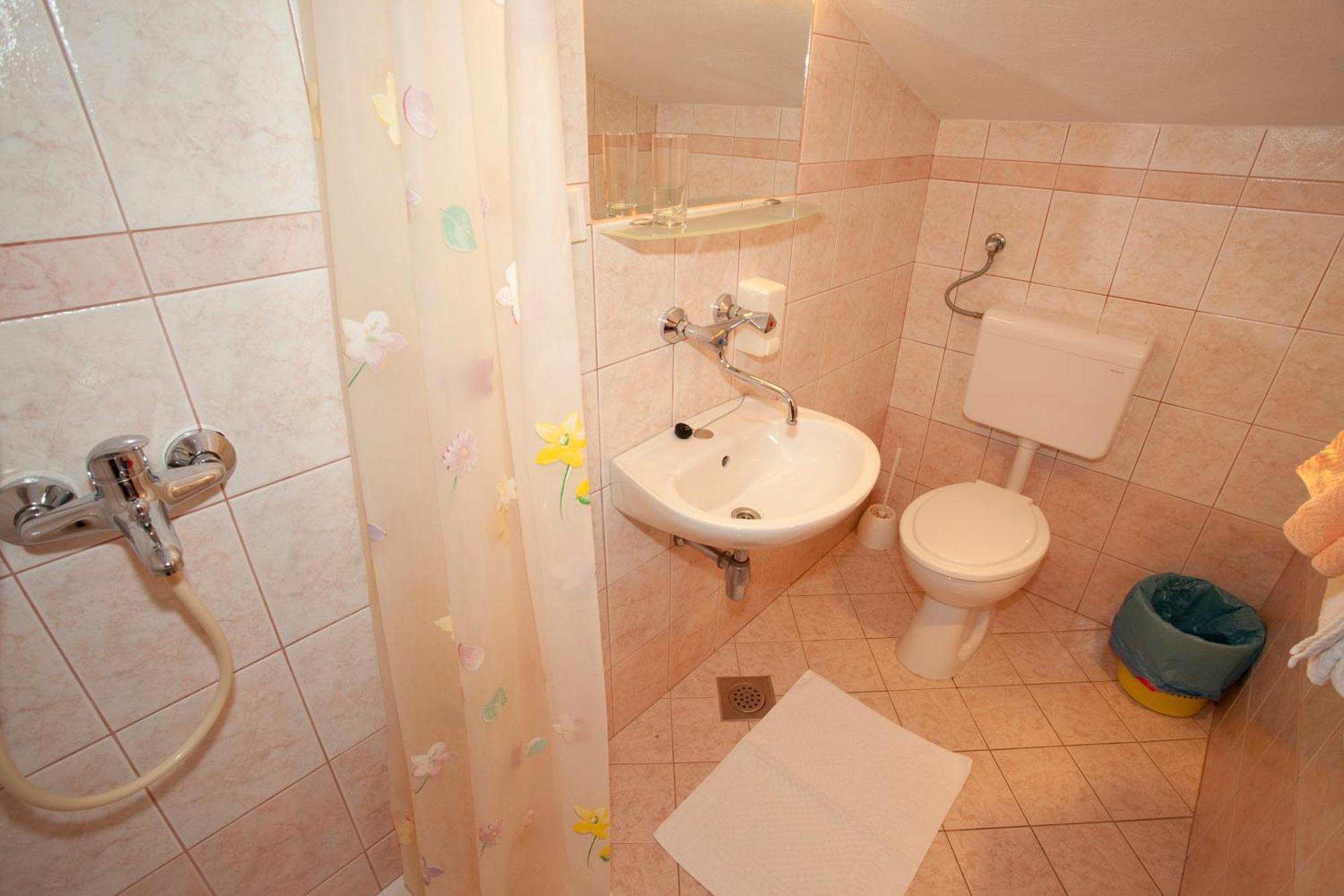 Pansion Burin Hotel Baska  Ruang foto