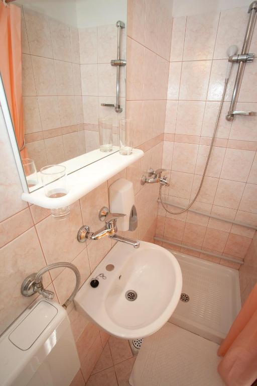 Pansion Burin Hotel Baska  Ruang foto