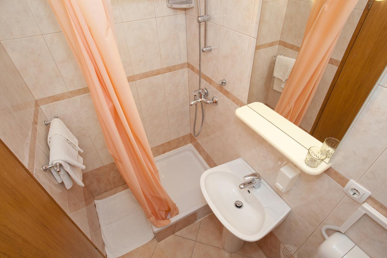 Pansion Burin Hotel Baska  Bagian luar foto